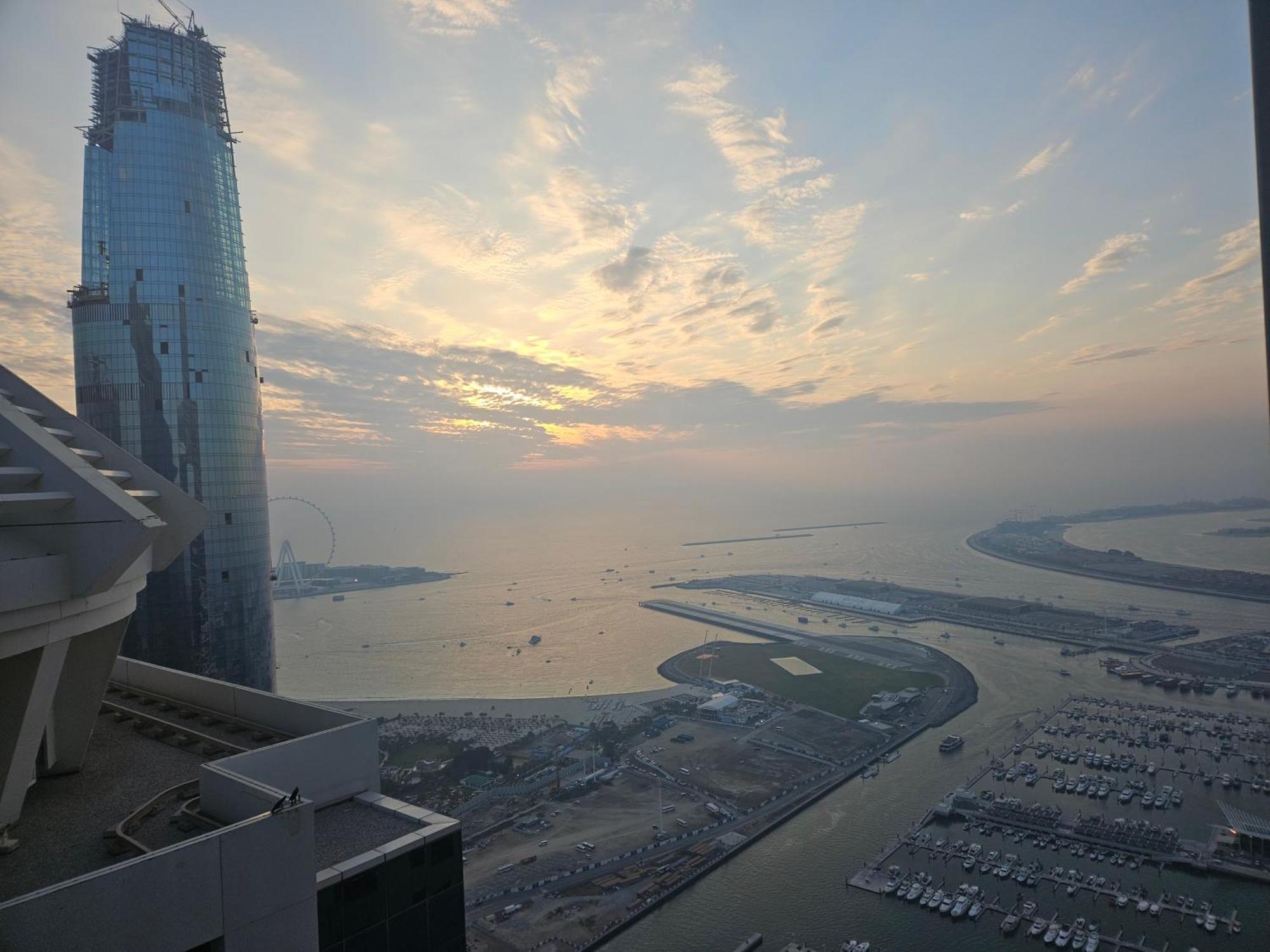 Super Host At Highest Residential Tower In The World, Private Rooms In A Shared Apartment Dubai Luaran gambar